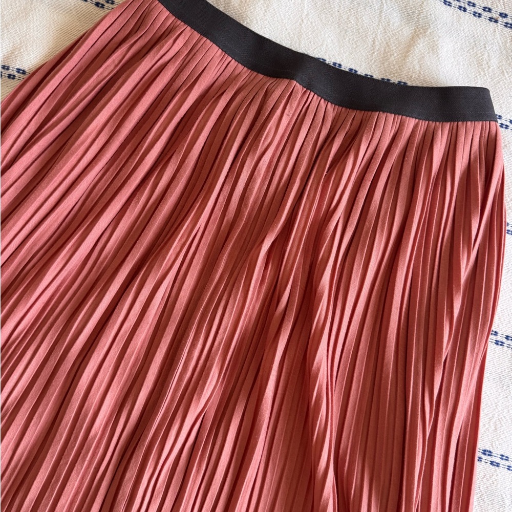 Uniqlo Coral Pleated A-Line Skirt - Picture 2 of 6